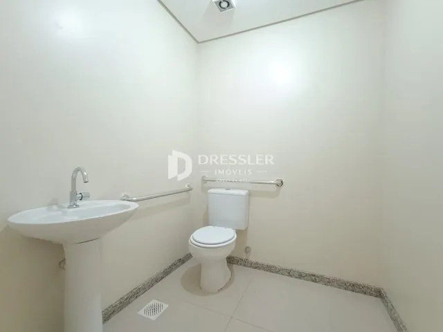 Foto de um banheiro com pia e vaso sanitário em um imóvel.
