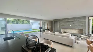 Sala de estar ampla com vista para o jardim e piscina.