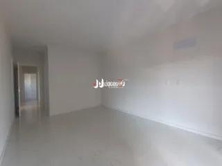 Uma vista de um corredor interno de uma propriedade.