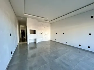 Sala de estar com piso de porcelanato cinza e paredes brancas.
