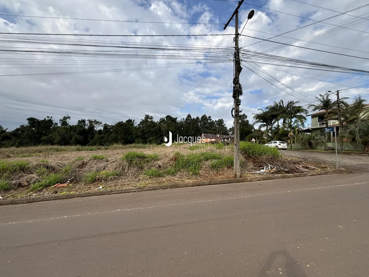 Vista da paisagem com vegetação e estrada em Lajeado, Brasil.