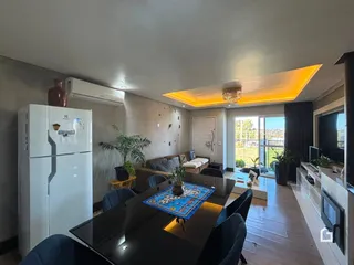 Sala de jantar e estar com vista para o exterior em um imóvel no Brasil.
