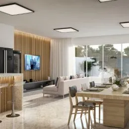 Sala de estar com sofá claro e grandes janelas.