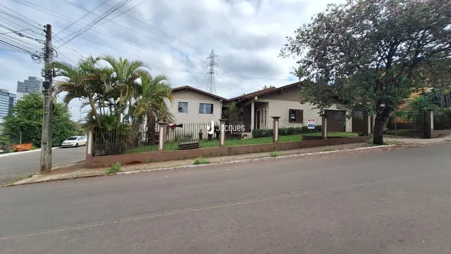Fachada de uma residência em Lajeado, Brasil, com cerca e vegetação.