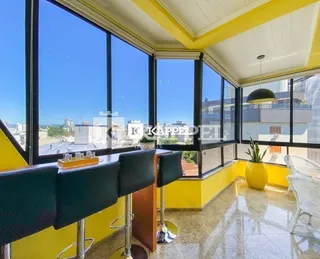 Ambiente interno com grandes janelas e bancada.