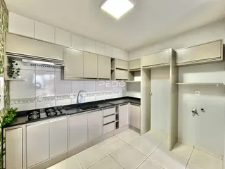Cozinha moderna com armários e piso de cerâmica.