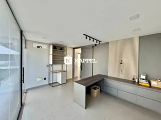 Ambiente interno moderno com piso claro e móveis planejados em um espaço aberto.