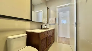 Vista de um banheiro com bancada e vaso sanitário em um imóvel no Brasil.