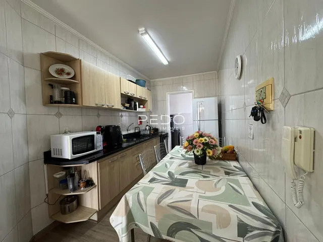 Quarto com cozinha integrada e cama de casal em um imóvel no Brasil.