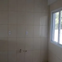 Parede interna com revestimento de azulejos brancos.