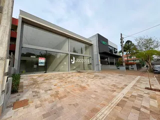 Vista da fachada de um imóvel em Lajeado, Brasil, com área externa pavimentada.