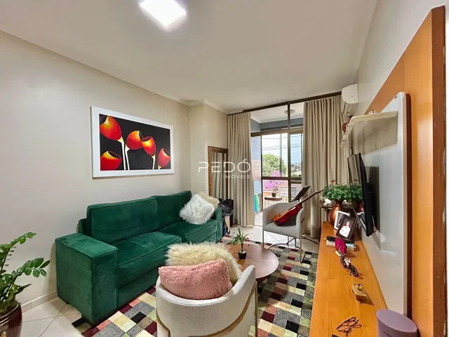 Sala de estar com sofá verde e decoração em Lajeado, Brasil.
