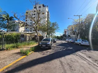 Vista da rua com árvores e edifícios em Lajeado, Brasil.