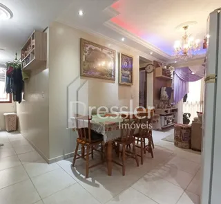 Hall de entrada com móveis de madeira e piso de cerâmica.