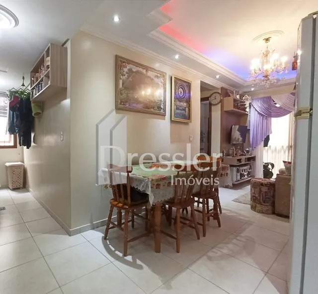 Hall de entrada com móveis de madeira e piso de cerâmica.
