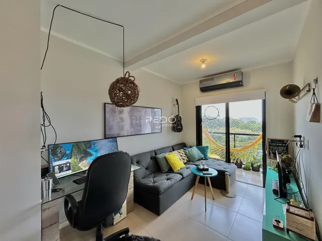 Sala de estar com sofá e vista para o exterior.