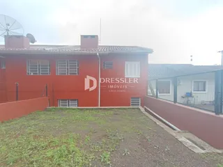 Fachada de uma casa vermelha em Lajeado, Brasil.
