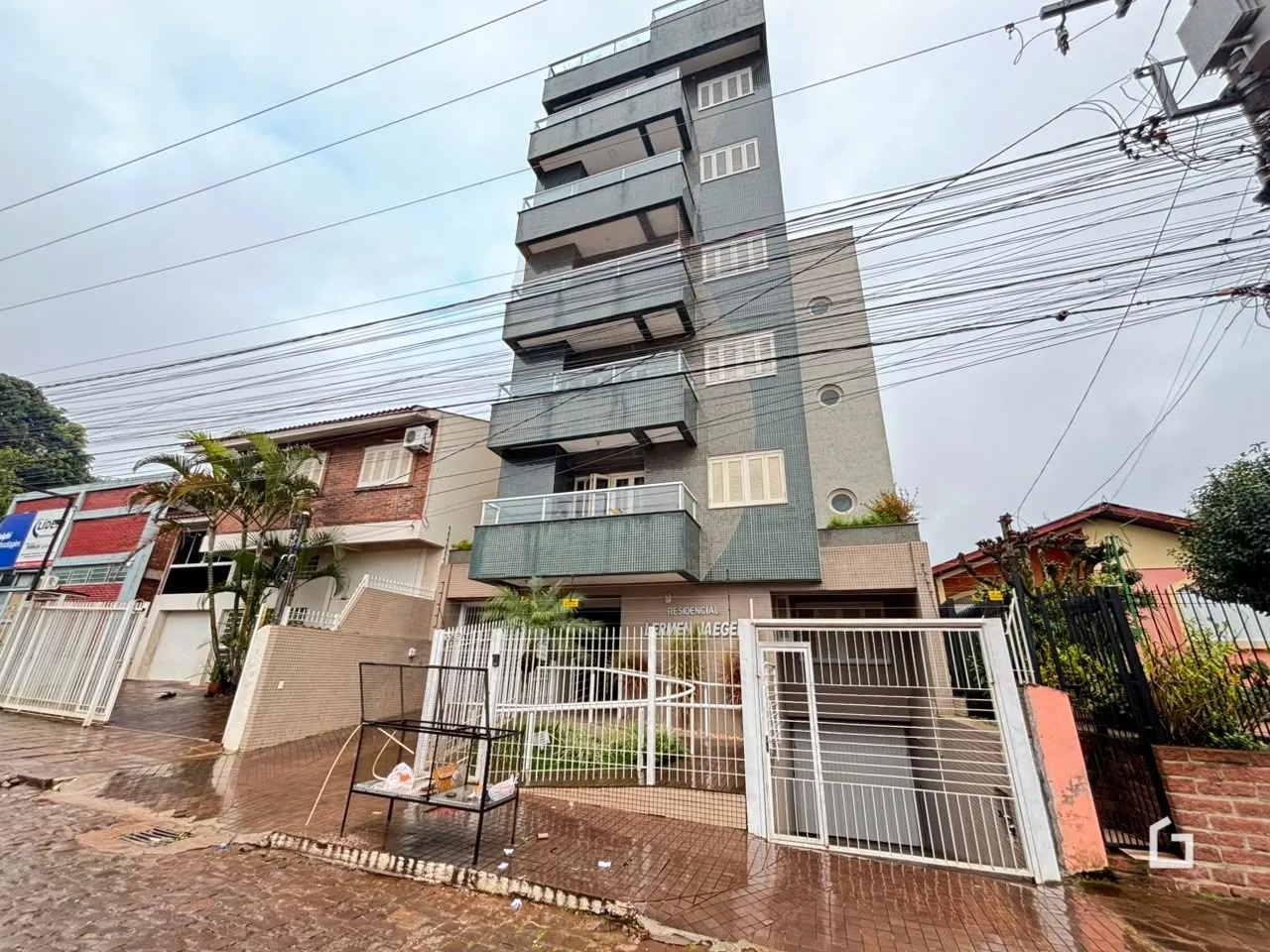 Vista da fachada de um prédio residencial em Lajeado, Brasil.