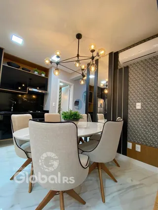 Sala de jantar com mesa e cadeiras em ambiente moderno.