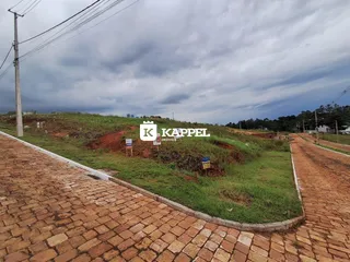 Vista externa de um terreno com vegetação e um caminho de tijolos em Lajeado.