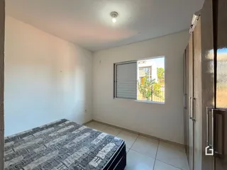 A foto mostra um quarto com cama e paredes brancas.