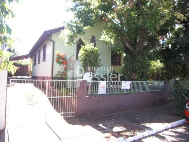 fachada de uma casa em Lajeado, Brasil com cerca e calçada.