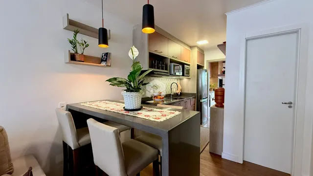 Vista da cozinha e área de jantar de um imóvel em Lajeado.