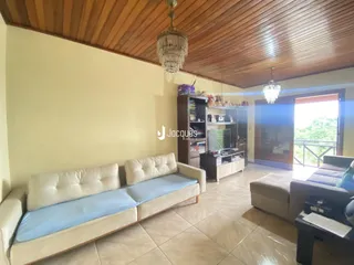 Sala de estar com sofá e teto de madeira.