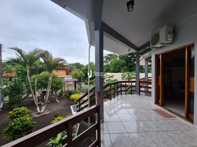 Vista da fachada de uma propriedade em Lajeado com área externa.
