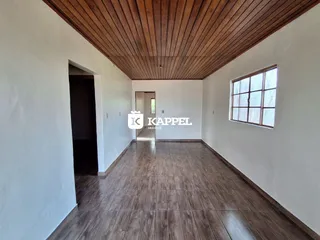 Hall de entrada com piso de madeira e teto de madeira em um imóvel.