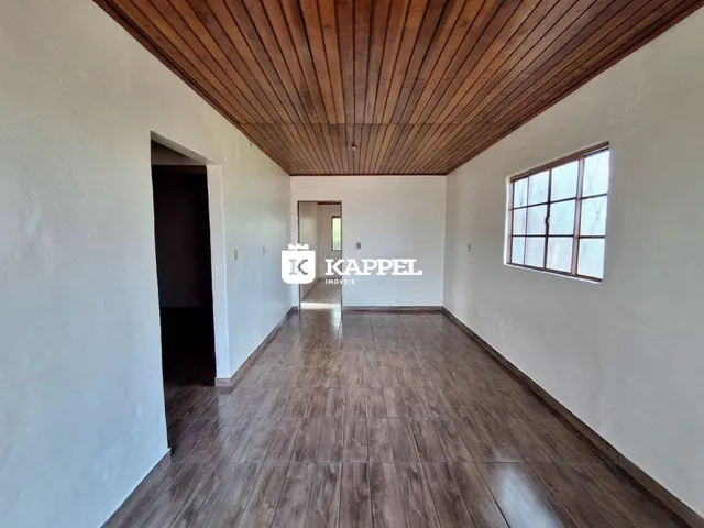 Hall de entrada com piso de madeira e teto de madeira em um imóvel.