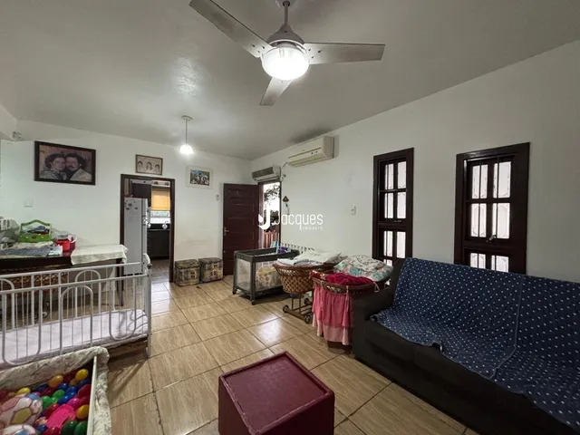 Sala de estar com piso de cerâmica e móveis