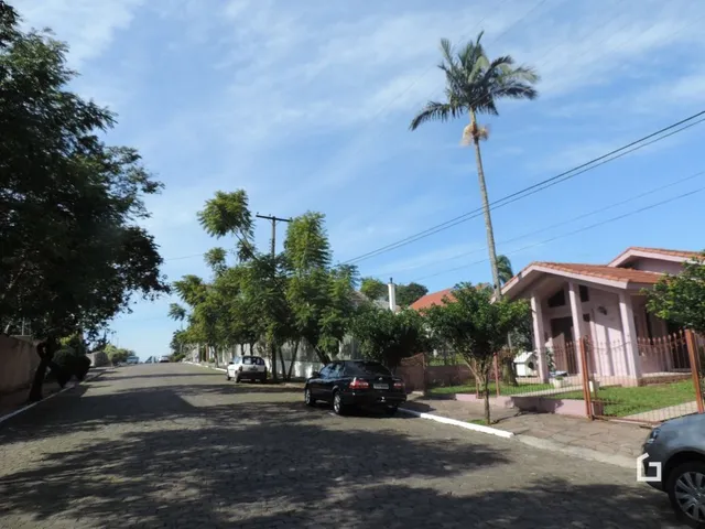 Vista da rua com árvores e casas em Lajeado, Brasil.