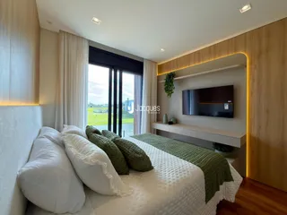 Quarto com cama grande e decoração moderna em madeira.