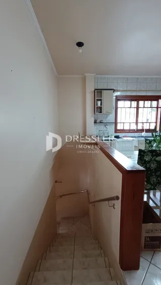 Hall de entrada com escadaria em um imóvel no Brasil.