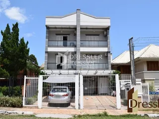Fachada de uma casa em Lajeado, Brasil, com cerca e portão de metal.