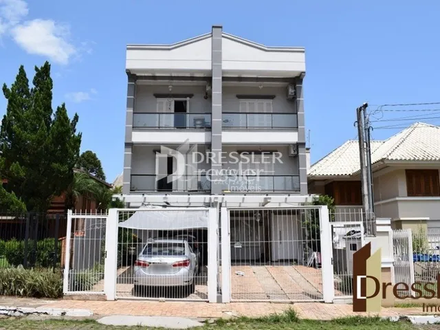Fachada de uma casa em Lajeado, Brasil, com cerca e portão de metal.