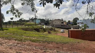 Vista externa de uma propriedade em Lajeado, Brasil, com vegetação e solo exposto.