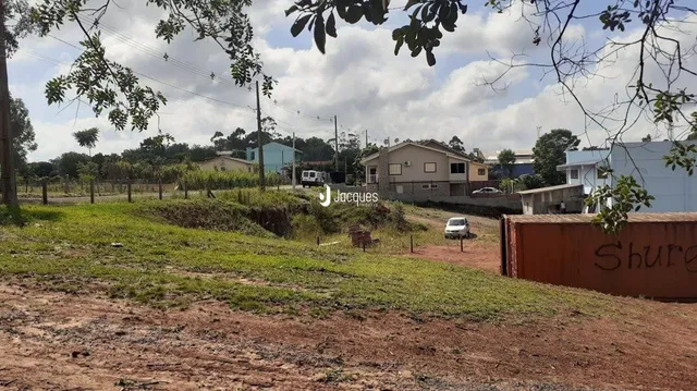 Vista externa de uma propriedade em Lajeado, Brasil, com vegetação e solo exposto.
