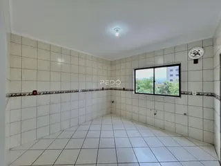 Vista interna de um corredor com piso de cerâmica branca.