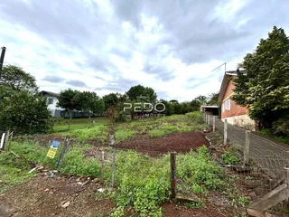 Vista externa de um terreno com vegetação e cerca em Lajeado, Brasil.
