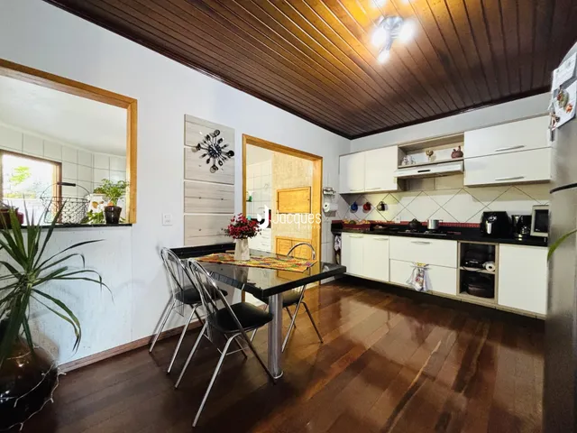 Interior de uma sala de estar com cozinha e área de jantar em Lajeado.