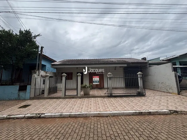 Fachada de uma residência em Lajeado, Brasil, com cerca e portão de ferro.