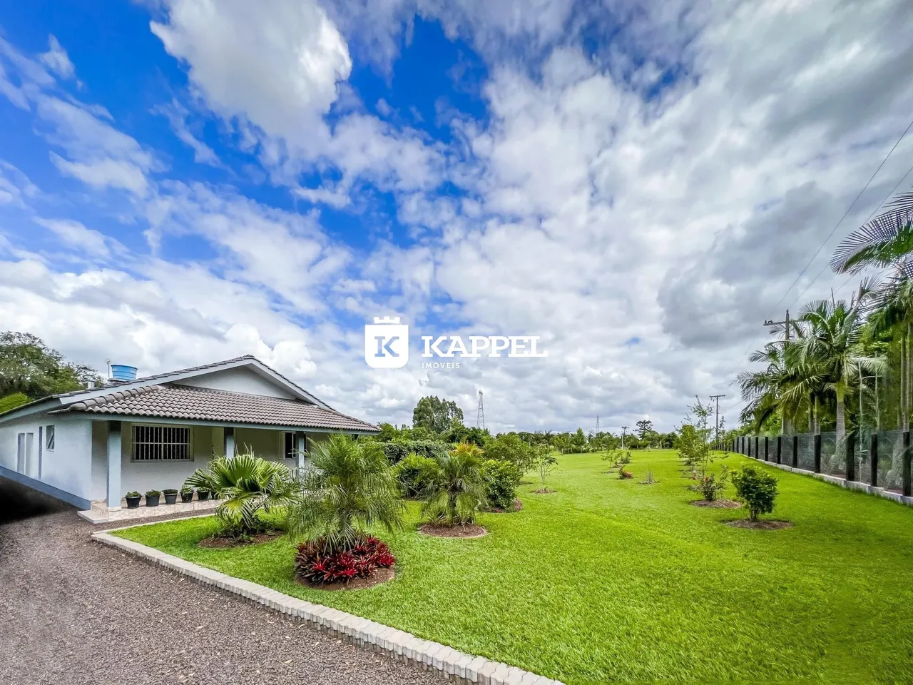 Fachada de uma casa com jardim verde e paisagismo.