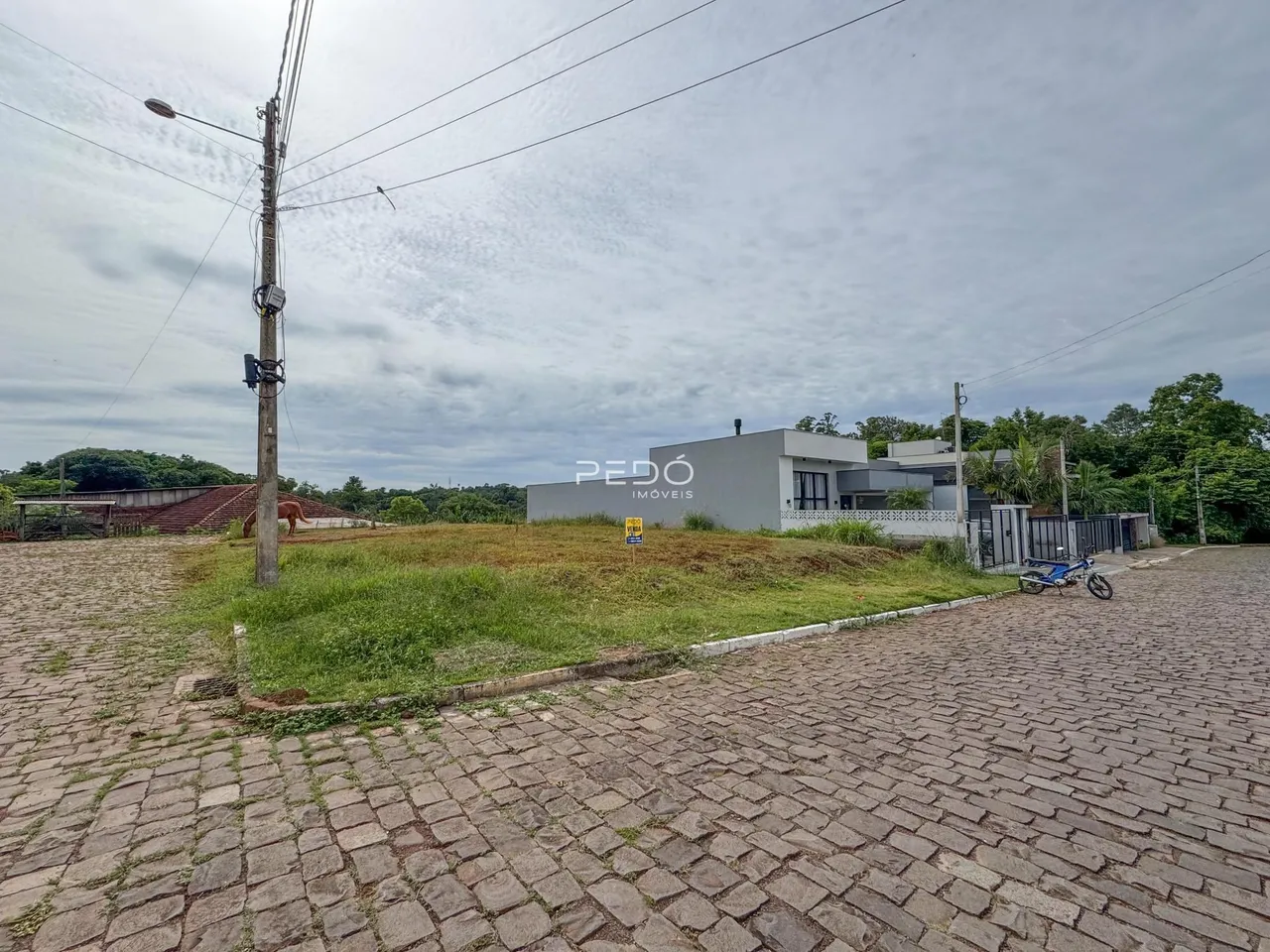 Fachada de uma residência em Lajeado, Brasil, com área externa pavimentada.