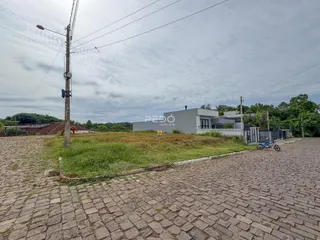 Fachada de uma residência em Lajeado, Brasil, com área externa pavimentada.