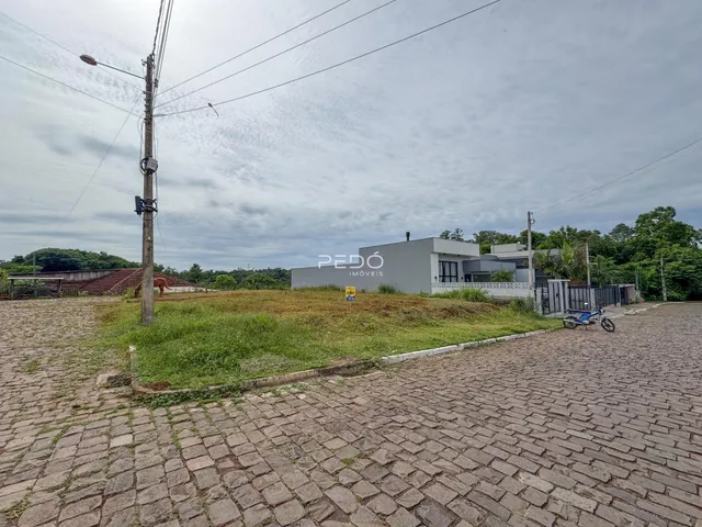 Fachada de uma residência em Lajeado, Brasil, com área externa pavimentada.