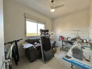 Foto de uma sala de estar interna com janela e sofá.