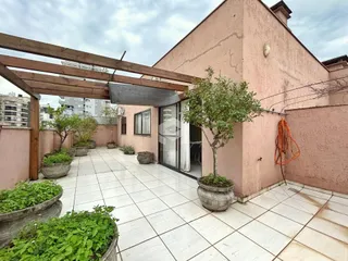 Vista externa de um pátio com parede rosa e piso de cerâmica em Lajeado.