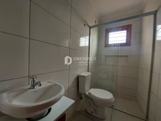 Foto de um banheiro com pia e vaso sanitário.